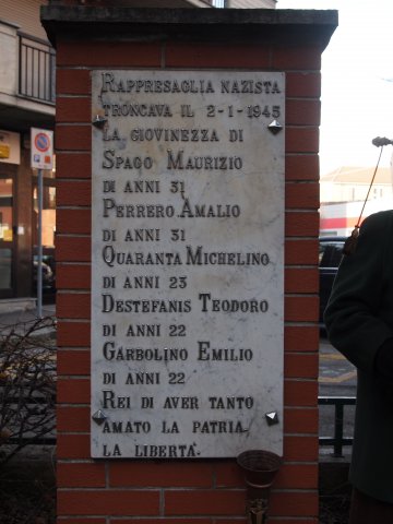 2 gennaio 2015 - 70- collegno - la lapide che ricorda i cinque partigiani foto di franco brunetta